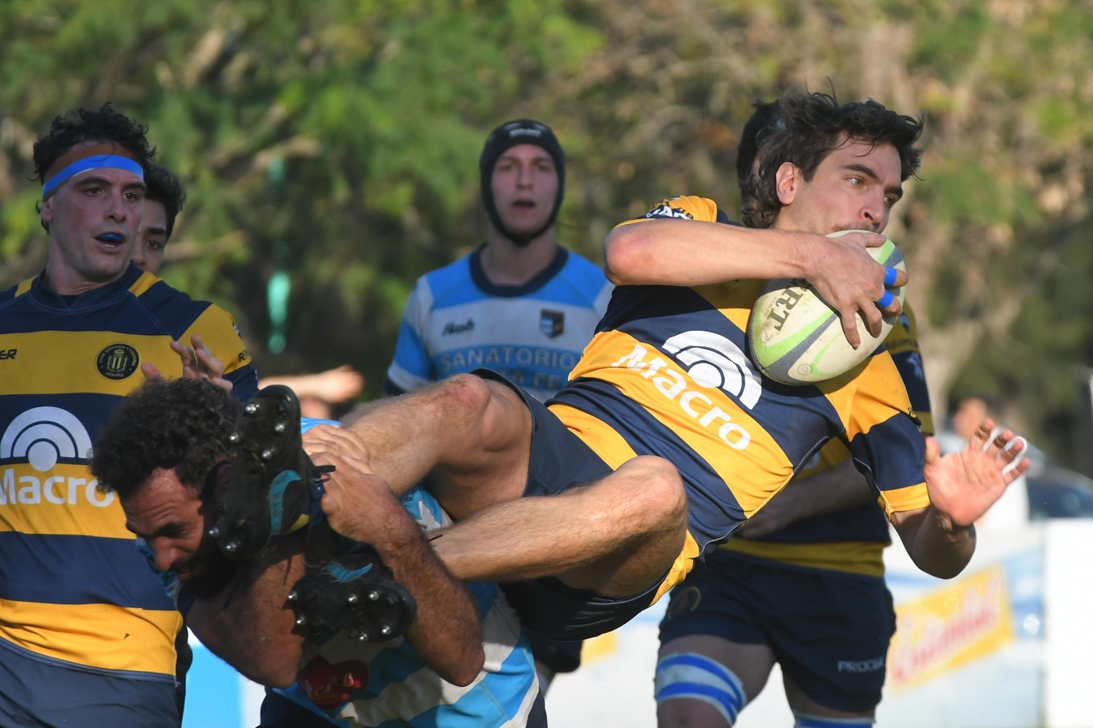 ¿Qué cobró el juez?  Un momento del partido entre el CRAI y GER el sábado. Los gitanos volvieron a ganar y están en la cima del Torneo Regional del Litoral.