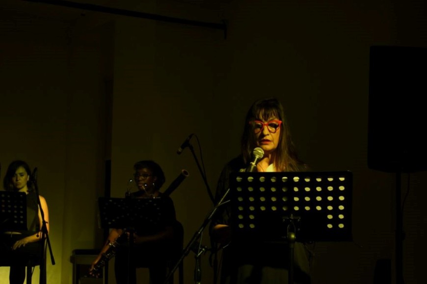 "Morir, aullar, vivir", performance del grupo Cuatro Casas sobre textos de María Rosa Pfeiffer.