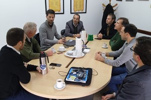 La intensa jornada de trabajo incluyó un recorrido por el tajamar de “La Vertiente” y otro sitio semejante de unas 400 hectáreas, donde los propietarios colindantes tienen la intención firme de realizar una obra multipredial que emule los resultados obtenidos en “La Vertiente”.