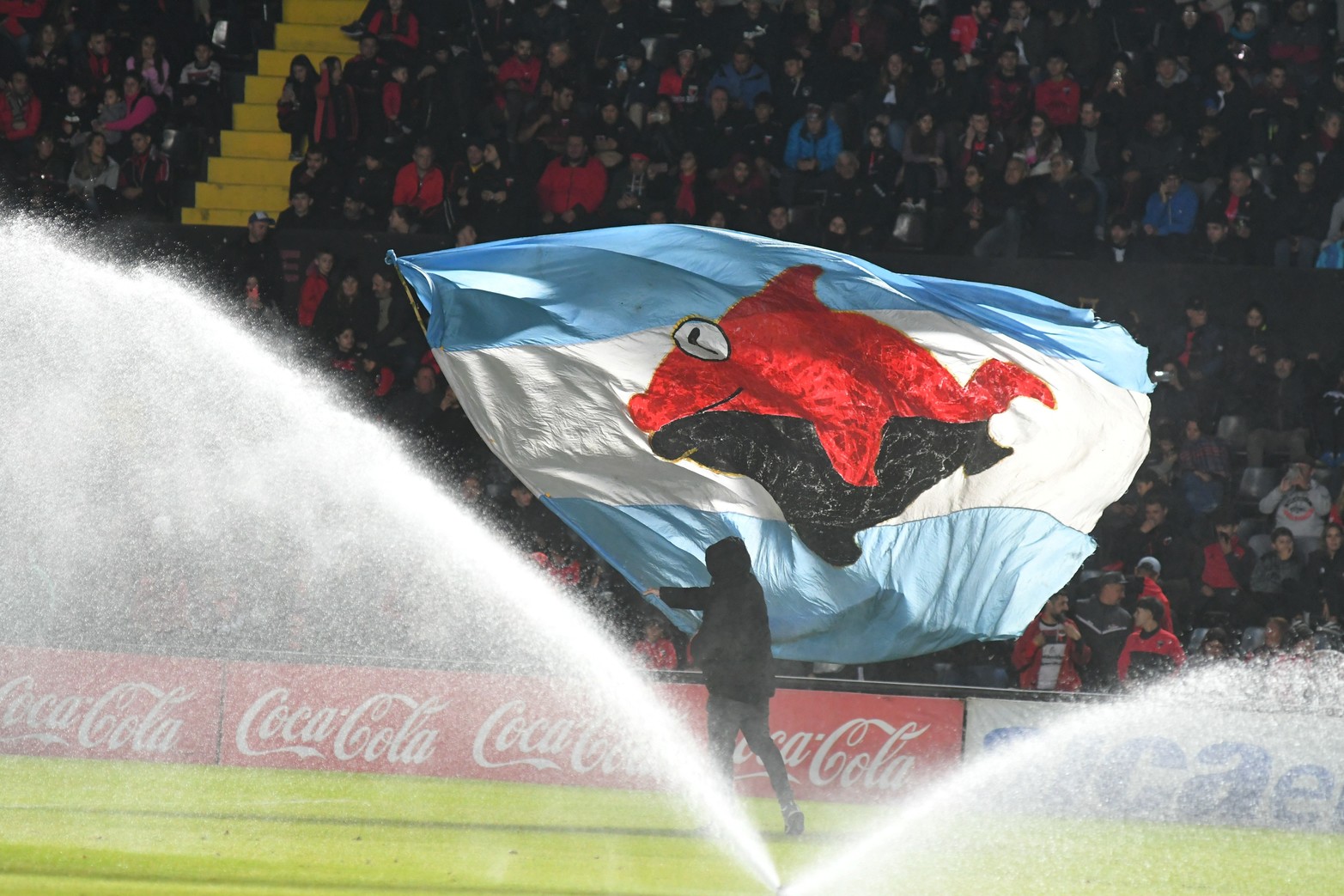 En el perímetro del campo de juego un hincha ingresó para flamear la bandera sabbalera.