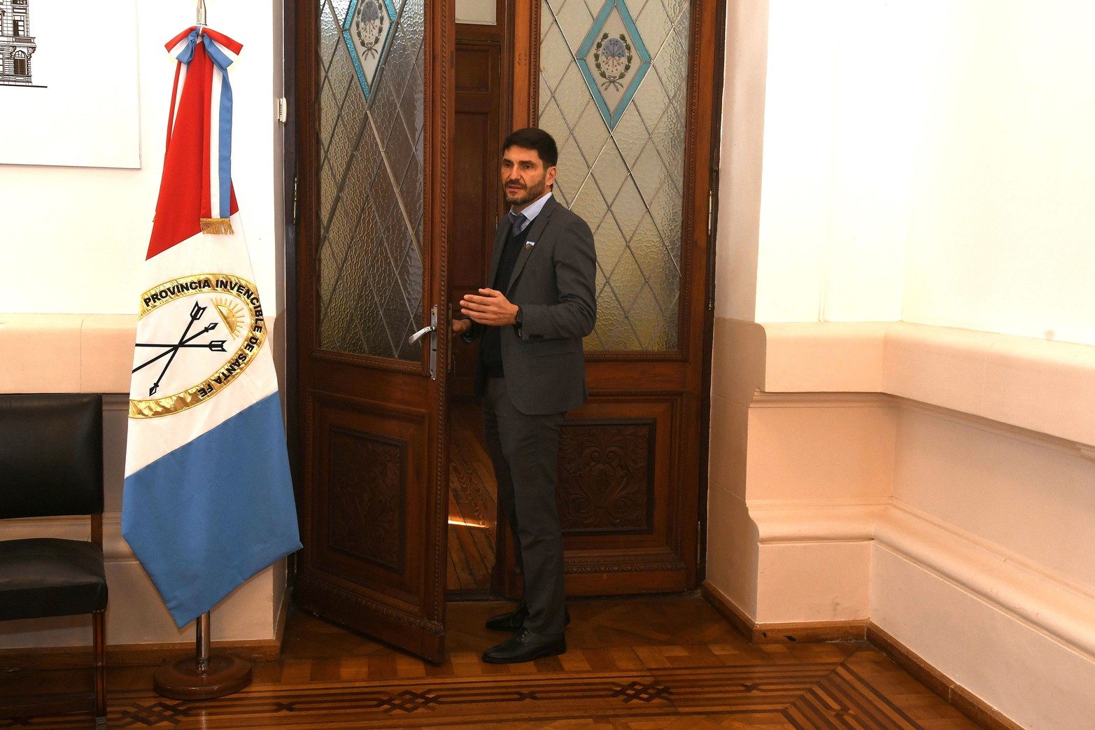 ¿Entra o sale? El gobernador Maximiliano Pullaro en un instante solo en el Salón Blanco. 