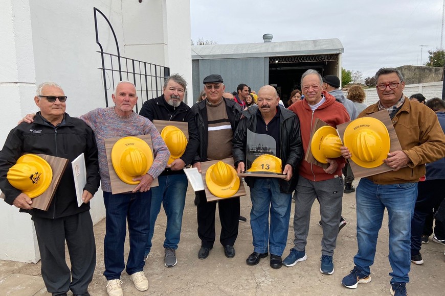 Los primeros bomberos, iniciados en 1980, fueron reconocidos públicamente. Crédito: Santiago Albelo - LT 23 AM 1550.