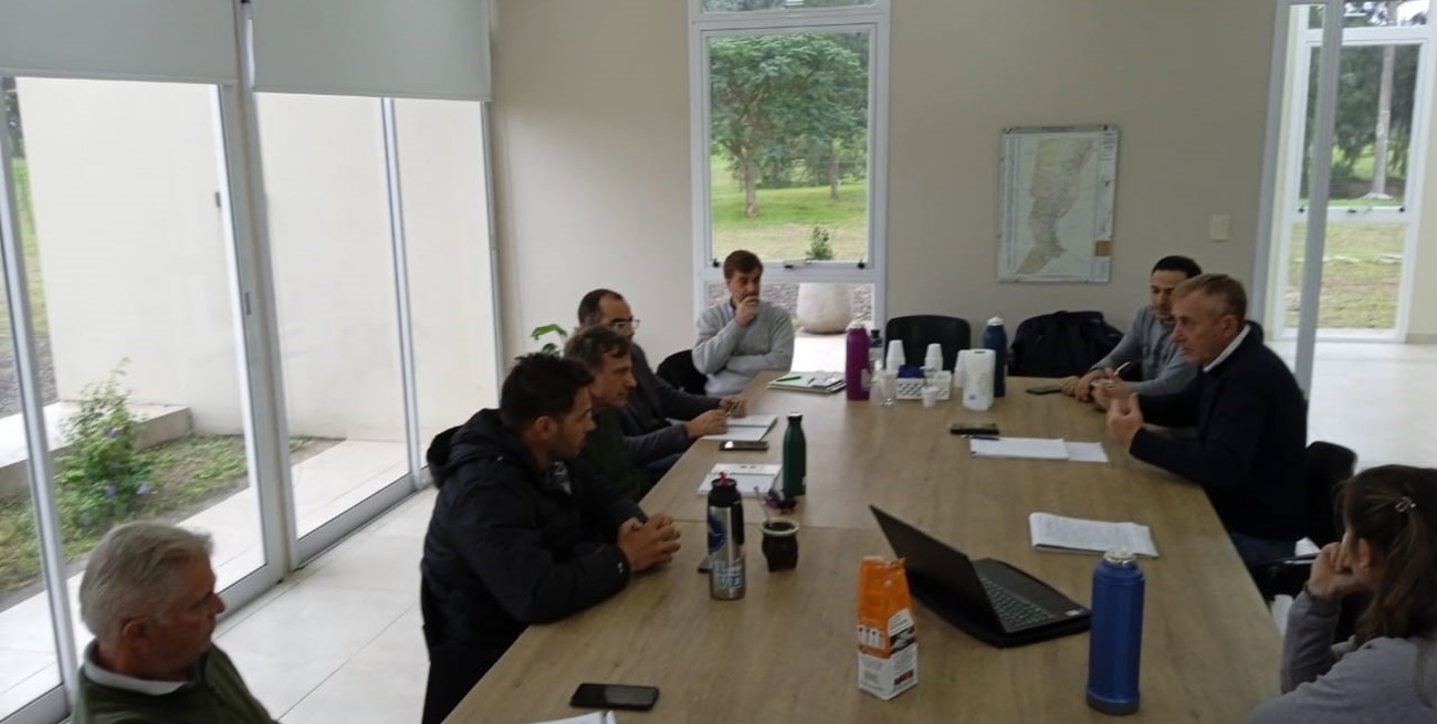 La intensa jornada de trabajo incluyó un recorrido por el tajamar de “La Vertiente” y otro sitio semejante de unas 400 hectáreas, donde los propietarios colindantes tienen la intención firme de realizar una obra multipredial que emule los resultados obtenidos en “La Vertiente”.