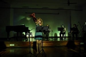 El sexteto en escena: Vanina Dadone (la muerta), Huaira Basaber (la viva) y Viviana Quaranta (la perra); al fondo, Elina Goldsack (composición, flauta y piano), Ivana Papini (clarinete) y Olga Ponce Caballero (fagot). Foto: Gentileza Elizabeth Ingrid Rucker