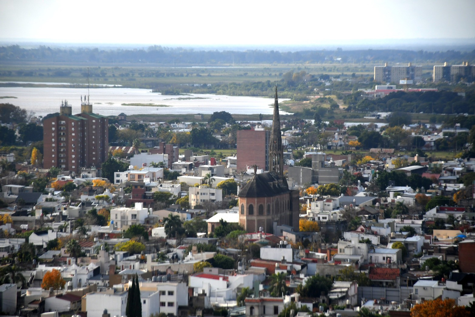 La imagen aérea donde se destaca la Parroquia Nuestra Sra. de la Salette. 