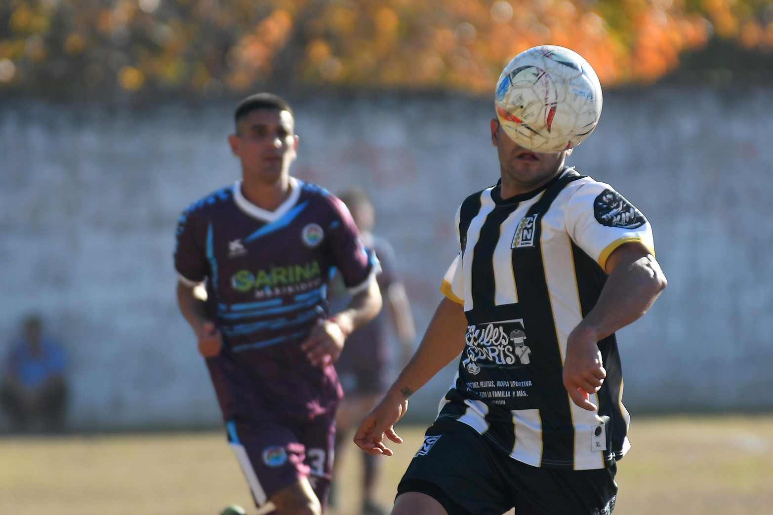 ¿Quién está atrás? En la liga santafesina de fútbol en la B, Nacional goleó 4 a 2 al Cadi de Rincón. El número 9 del local, Fernando Bravo buscó cada pelota. 