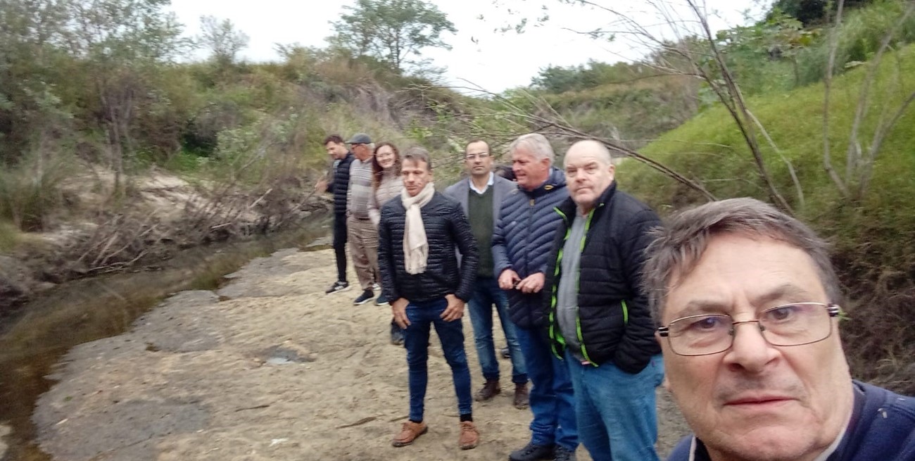 La intensa jornada de trabajo incluyó un recorrido por el tajamar de “La Vertiente” y otro sitio semejante de unas 400 hectáreas, donde los propietarios colindantes tienen la intención firme de realizar una obra multipredial que emule los resultados obtenidos en “La Vertiente”.