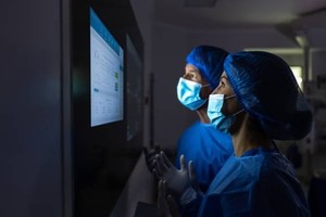 El equipo de investigación del Dr. Benjamin Solomon en el Centro de Cáncer Peter MacCallum celebra los prometedores resultados del ensayo clínico de fase 3 que evaluó la eficacia de lorlatinib en pacientes con cáncer de pulmón avanzado.  Imagen ilustrativa. Crédito: Getty