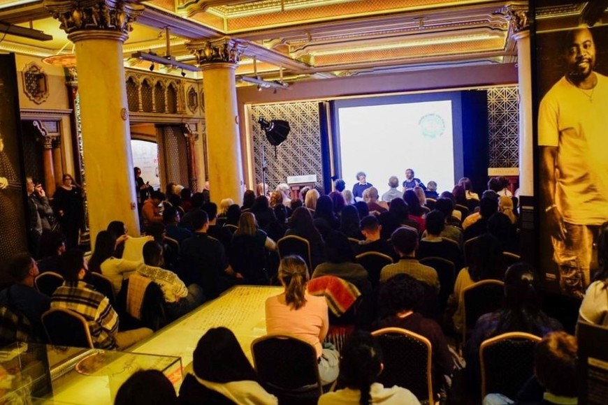 Expertos analizaron documentos históricos y debatieron acerca de los desafíos que presentó la revolución y su alcance hasta la actualidad.