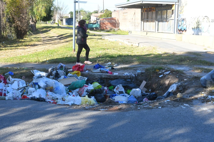 Basura. De forma desaprensiva respecto de las reglas de convivencia ciudadana, hay gente que descarta la basura donde no se debe.

Flavio Raina.
