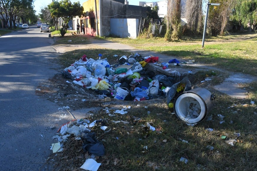 Basura. De forma desaprensiva respecto de las reglas de convivencia ciudadana, hay gente que descarta la basura donde no se debe.

Flavio Raina.