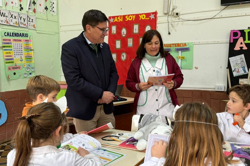 "Cuando los libros llegan a una escuela, se los recibe con una fiesta", dijo José Goity. Se editaron 150 mil ejemplares. Se reparte un libro por cada niño. Crédito: Gentileza