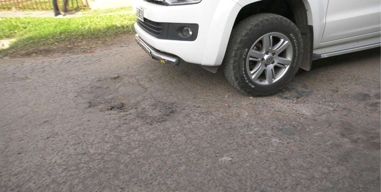 Los autos de los vecinos, los más afectados por los baches.