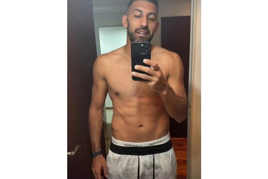 La imagen impacta. Wanchope Ábila frente al espejo, en una foto en la que se aprecia el cambio físico que logró después de un mes de arduo entrenamiento.