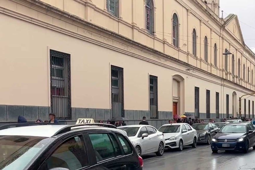 El hecho ocurrió el lunes y sorprendió a un padre que buscaba a su hija al colegio.