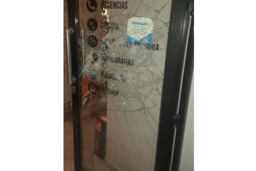 La puerta de la veterinaria que intentó robar. Crédito: Relaciones Policiales.