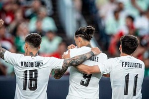 A puro gol, los uruguayos vencieron a los aztecas.