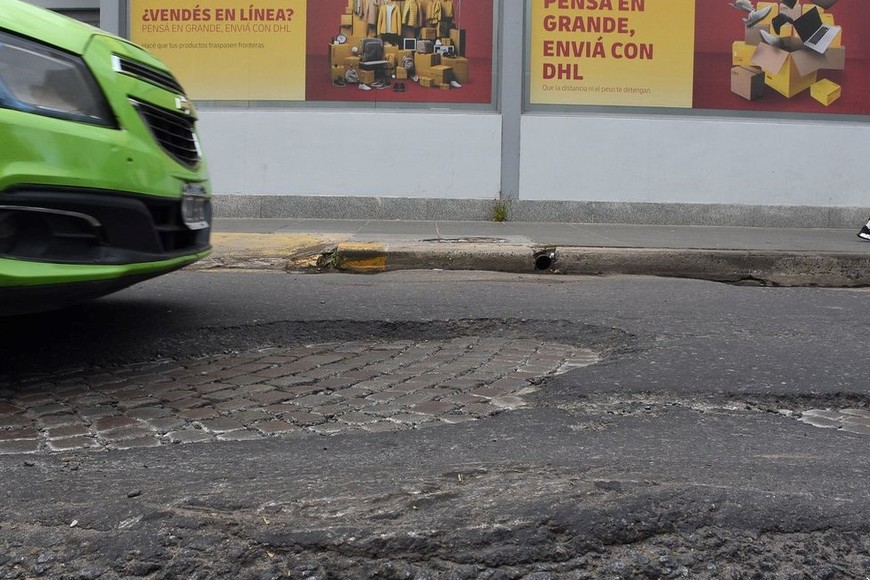 Las calles del centro presentan un deterioro importante. Foto: Guillermo Di Salvatore