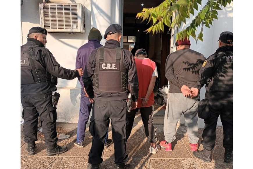 A los dos mayores se les inició causa por "Resistencia y abuso de arma". En tanto el menor fue imputado de "Portación ilegítima de arma de guerra".