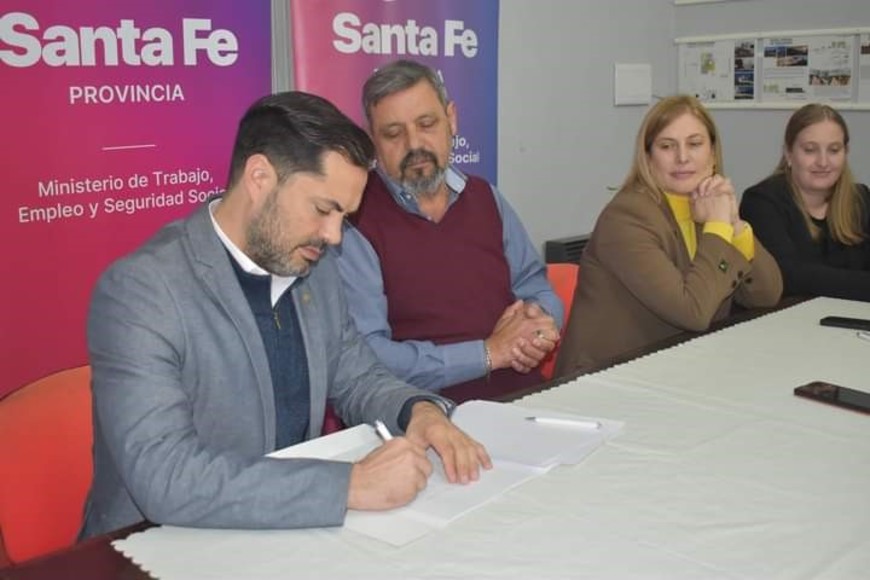 Scaglia destacó "el valor de estos convenios, porque es una cadena de situaciones positivas, al contener a los niños que si no fuera por estos centros, irían al trabajo a los campos con sus padres y hasta en algún momento los ayudarían, por eso evitar el trabajo infantil es primordial".