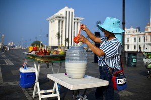 Una mujer vende horchata en un caluroso día de primavera en medio de una sequía nacional y olas de calor que han elevado las temperaturas en gran parte del país, en Veracruz. Reuters