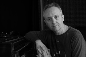 En el escenario, De Pedro estará acompañado por músicos invitados como Gabriela Peirano (cello), Javier Colli (acordeón) y Martina de Pedro (percusión, teclados y textos). Foto: Gentileza UNL