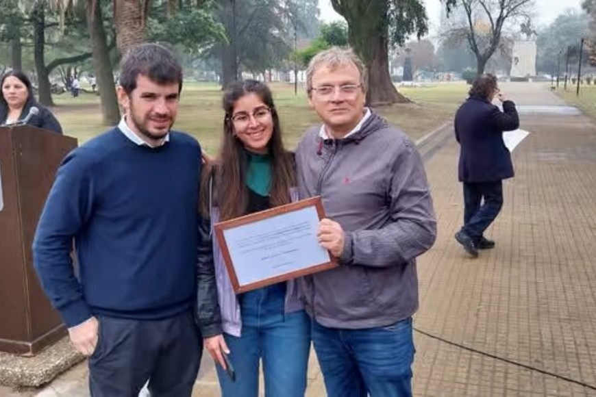 Chiarella y Camila Vercelli entregaron a Camillato la distinción al Instituto Dante Alighieri.