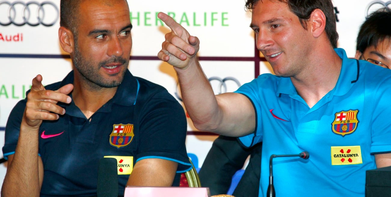 Coach of Barcelona Josep Guardiola (L) talks with his team's player Lionel Messi during a media conference in Beijing August 5, 2010. Barcelona will play Beijing Guoan in a friendly match at the National Stadium, also known as the Bird's Nest, on August 8.     REUTERS/David Gray      (CHINA - Tags: SPORT SOCCER) pekin china Lionel Messi Josep Pep Guardiola gira pretemporada del equipo barcelona futbol conferencia de prensa