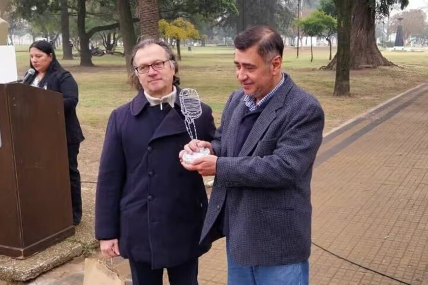 Roberto Cassane entregó el reconocimiento al referente de FM 100, Ariel Vergara.