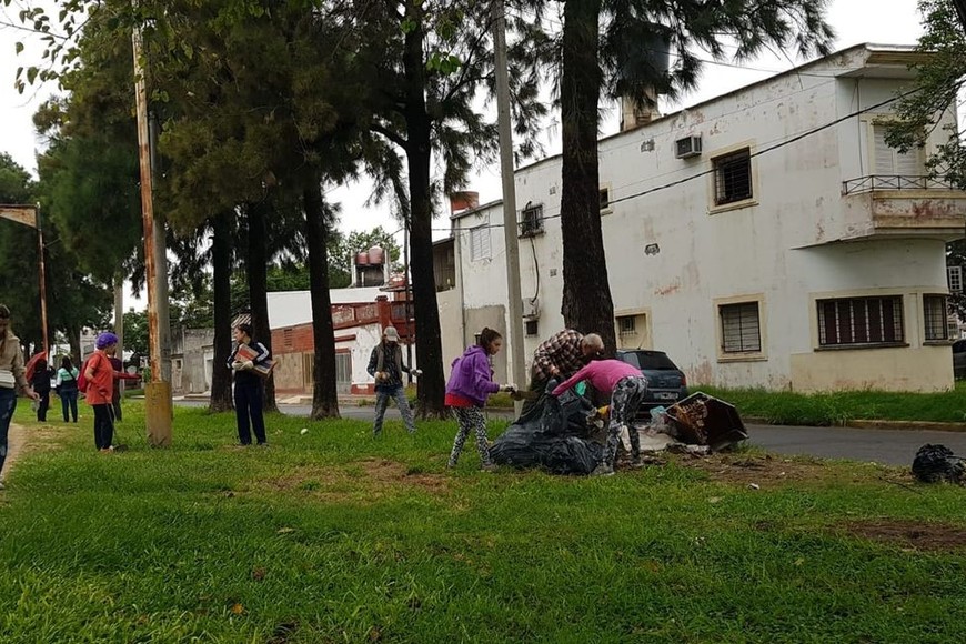 El grupo de vecinos logró erradicar 4 de los 6 microbasurales que detectaron en el corredor de las vías férreas. Foto: Gentileza Vía Verde