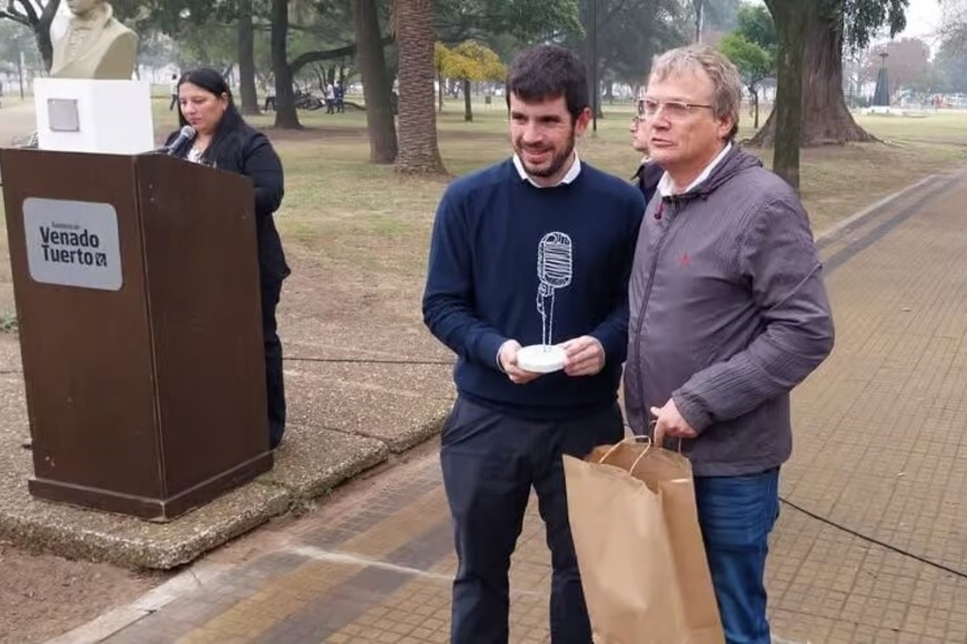 El intendente Chiarella recibió de manos de Camillato la distinción para Esteban Stiepovich.