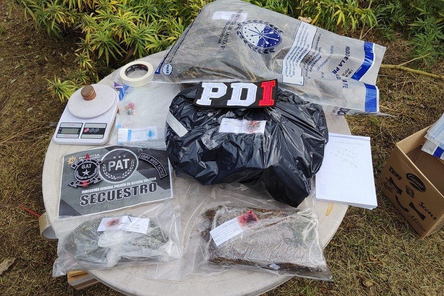 Algunos de los elementos secuestrados durante el allanamiento en Guevara al 4900 de Santa Fe.