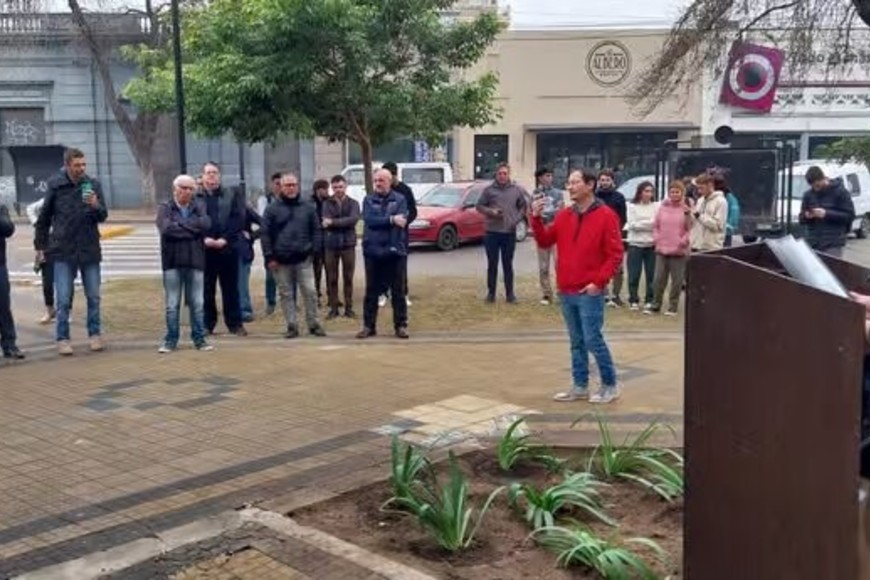 Laura Ávila hizo la locución en un nuevo acto del Día del Periodista en la ciudad.