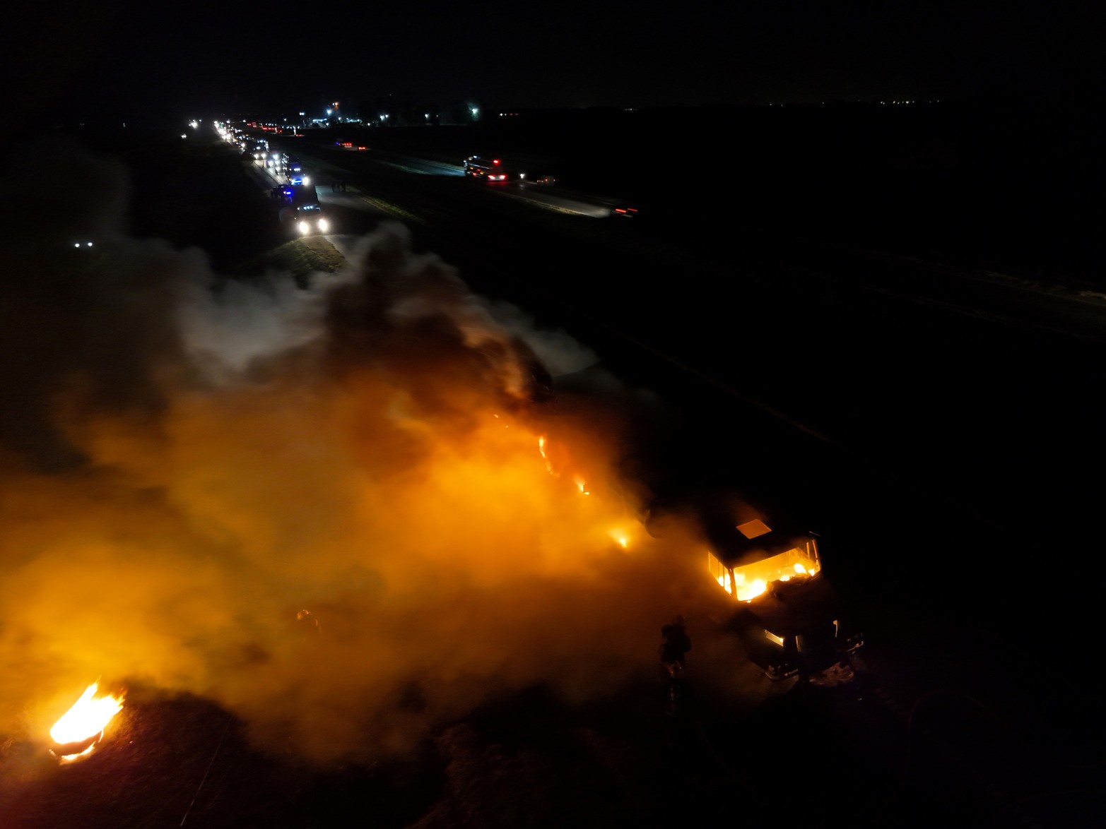 El viernes cerca de las 20.00 hs. un camión sufrió un espectacular incendio en la autopista 9, que une Rosario con Buenos Aires. Fue a la altura del kilometro 211, en las proximidades de Ramallo. Las imágenes captadas por el drone de El Litoral muestran la magnitud del siniestro y el intenso accionar de los bomberos para sofocar las llamas.