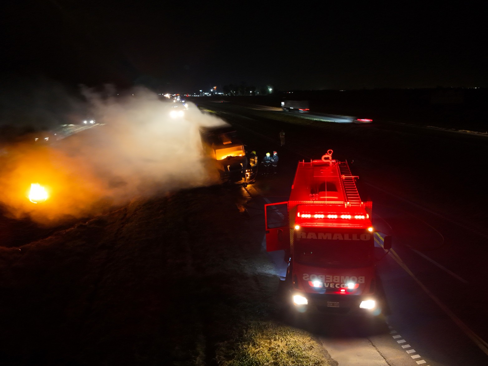 El viernes cerca de las 20.00 hs. un camión sufrió un espectacular incendio en la autopista 9, que une Rosario con Buenos Aires. Fue a la altura del kilometro 211, en las proximidades de Ramallo. Las imágenes captadas por el drone de El Litoral muestran la magnitud del siniestro y el intenso accionar de los bomberos para sofocar las llamas.
