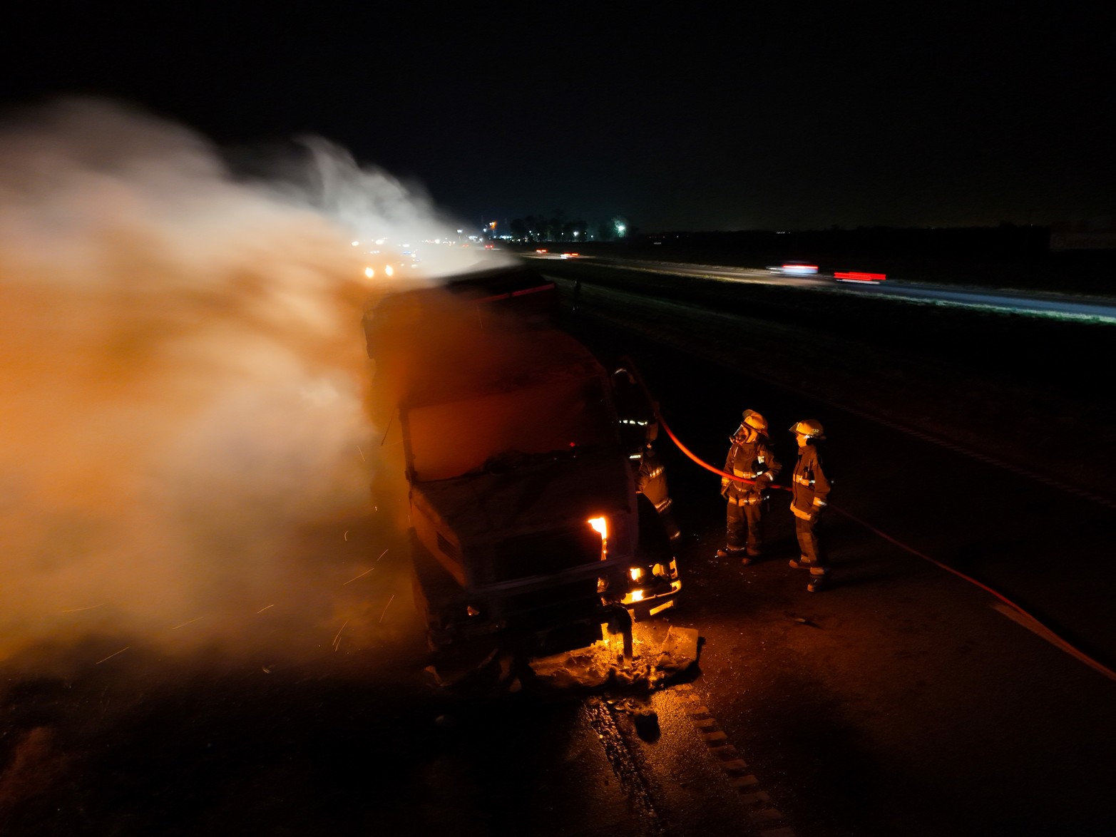 El viernes cerca de las 20.00 hs. un camión sufrió un espectacular incendio en la autopista 9, que une Rosario con Buenos Aires. Fue a la altura del kilometro 211, en las proximidades de Ramallo. Las imágenes captadas por el drone de El Litoral muestran la magnitud del siniestro y el intenso accionar de los bomberos para sofocar las llamas.