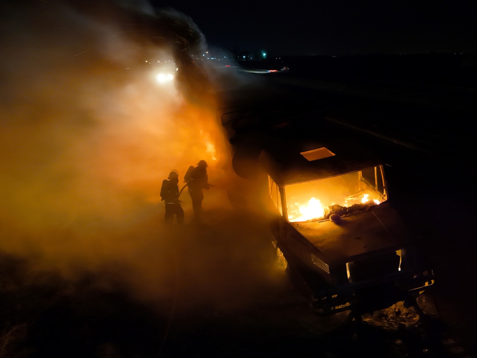 El viernes cerca de las 20.00 hs. un camión sufrió un espectacular incendio en la autopista 9, que une Rosario con Buenos Aires. Fue a la altura del kilometro 211, en las proximidades de Ramallo. Las imágenes captadas por el drone de El Litoral muestran la magnitud del siniestro y el intenso accionar de los bomberos para sofocar las llamas.