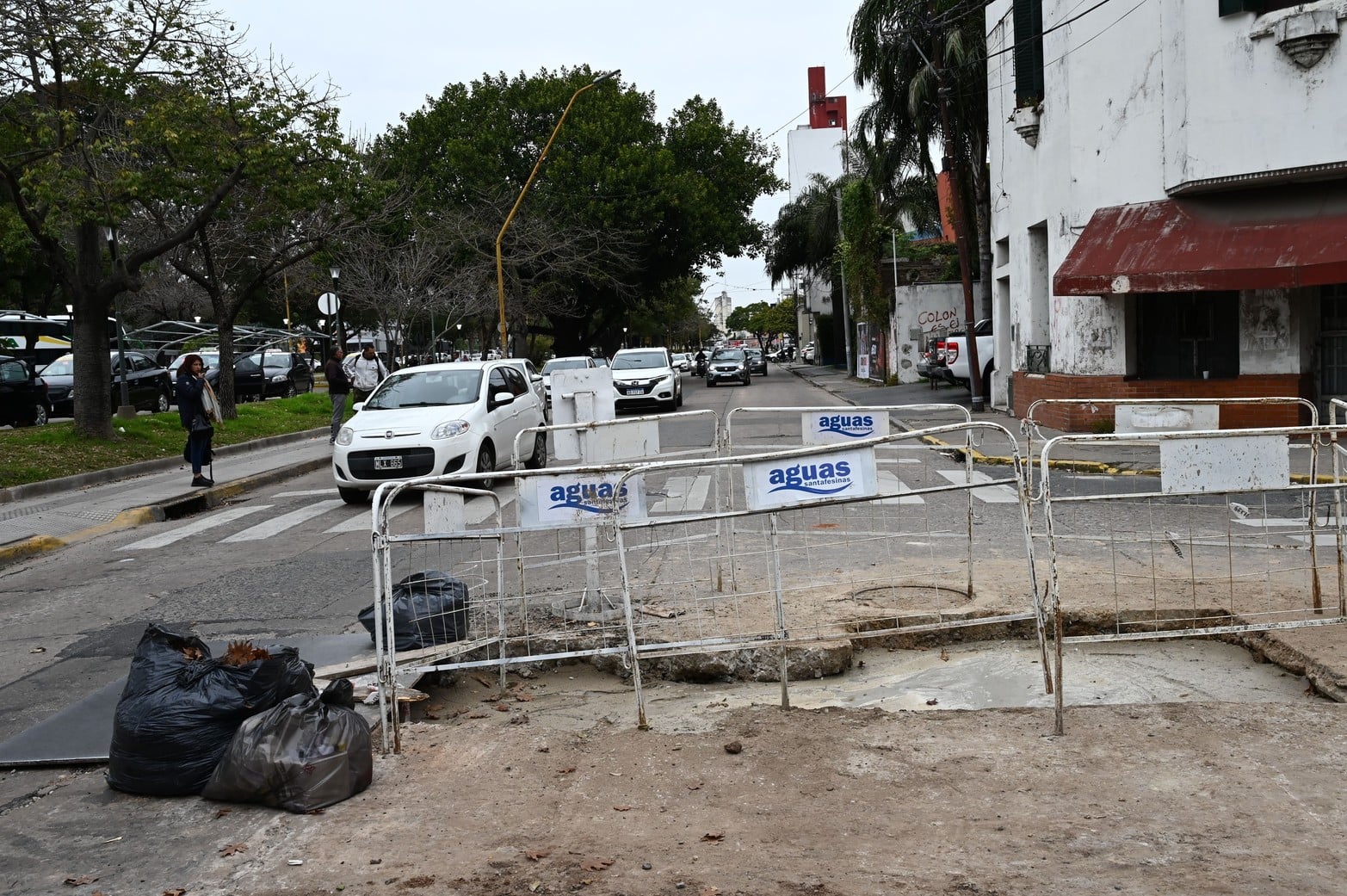 Cinco pozos para encontrar la pérdida. El trabajo de los operarios de la empresa Aguas Santafesinas suele ser dificultoso. En la transitada calle Belgrano (E Irigoyen Freyre) un escape de agua los tuvo a maltraer. Debieron realizar cinco pozos para detectar el problema.