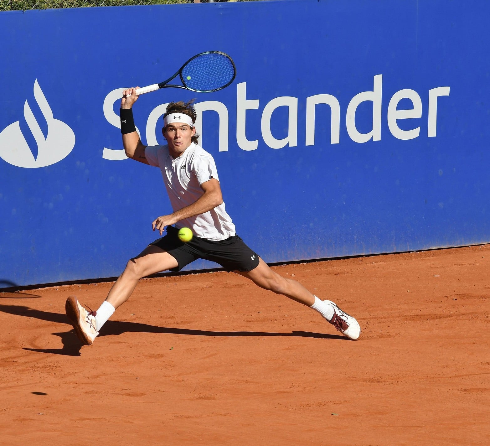 Challenger de tenis. Cinco argentinos entre los ocho mejores. Va llegando a su etapa decisiva el torneo internacional que se disputa en el Santa Fe Lawn Tenis. Collarini, Mena, Midón, Villanueva y Farjat son los compatriotas que van en busca del título. Una semana a puro tenis de primer nivel en la ciudad de Santa Fe.