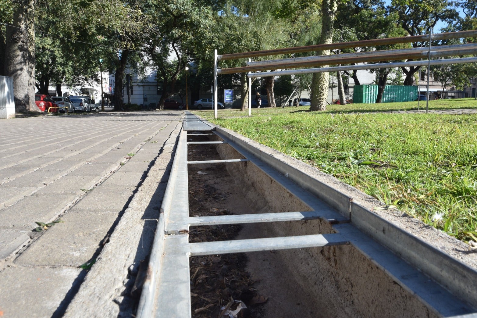 Roban rejillas de metal en plaza Alberdi. A pesar de estar soldada se las ingenian para descalzarla. En varios tramos se puede observar la falta. Peligro para los usuarios del espacio público.