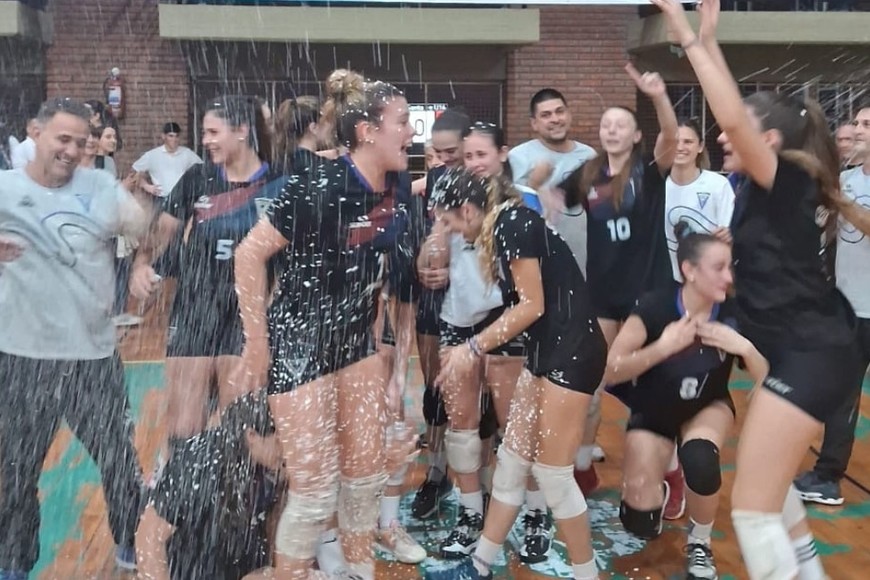 El festejo del seleccionado femenino de voley santafesino.