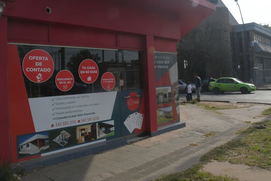 Allanaron las oficinas comerciales de una constructora de casas prefabricadas