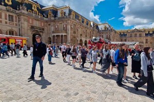 Los turistas evacuados, toda una rareza en el histórico lugar. Crédito: @fimdejogo