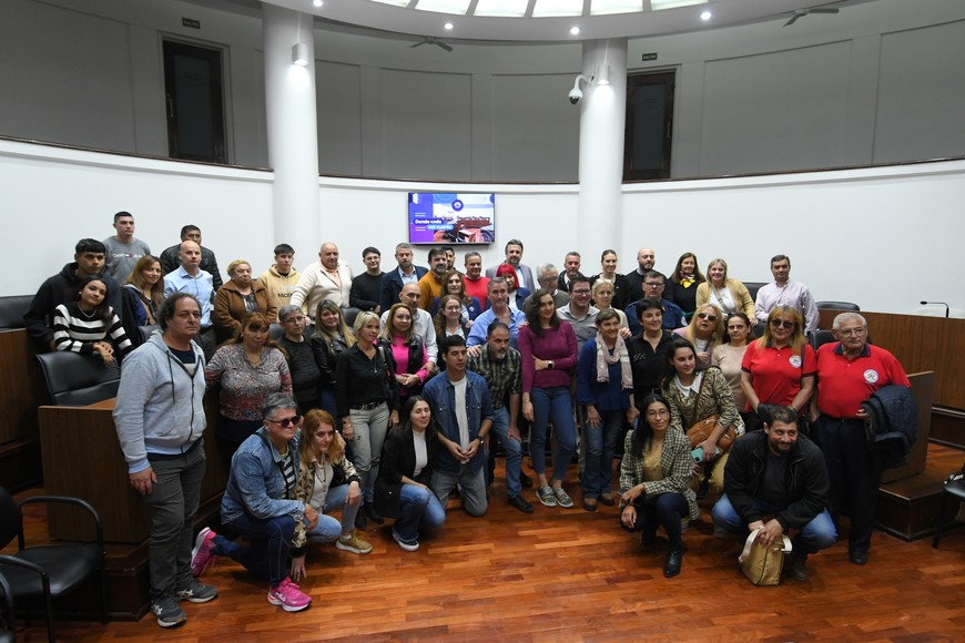 Todos juntos. Concejales y autoridades políticas, además de las víctimas de siniestros viales que participaron del “Foro sobre Seguridad Vial”.