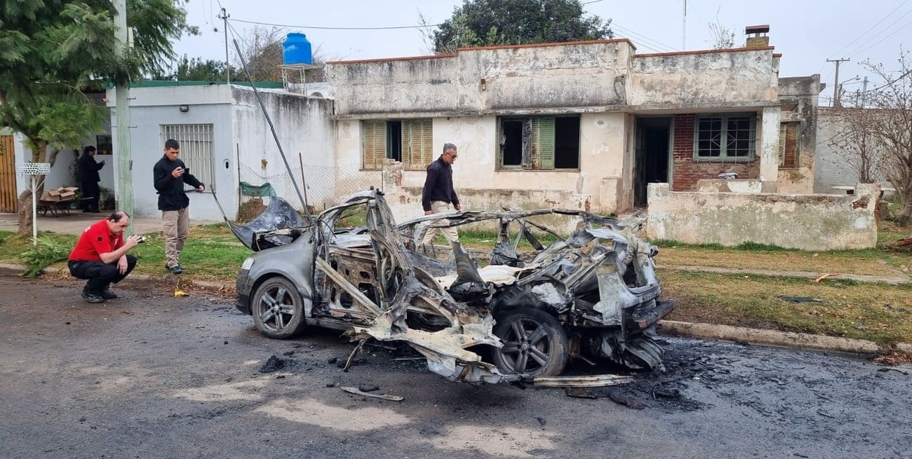 “Cuando comenzamos la extinción, se produce la explosión del tubo de GNC, generando una fuerte onda expansiva, la cual provocó roturas de vidrios y otras estructuras de viviendas de la cuadra”, explicaron desde Bomberos Voluntarios, en diálogo con la prensa.