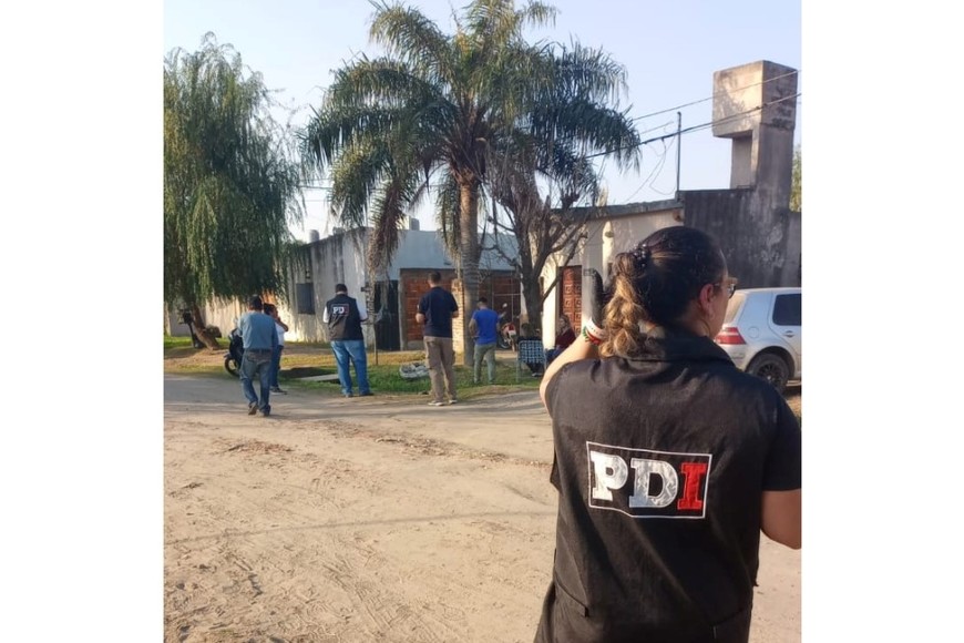 Un momento del allanamiento realizado por los agentes de la PDI.