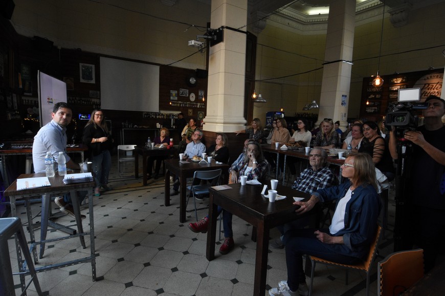 Una gran cantidad de adultos mayores asistieron al evento. Durante la presentación, tomaban nota y participaban activamente de la charla.