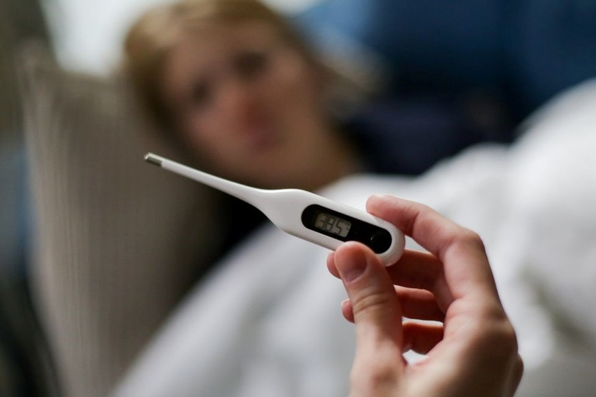 Los pacientes presentan síntomas fuertes, con fiebre alta que dura entre dos y tres días, acompañada de un marcado decaimiento, tos intensa y picazón en los ojos.