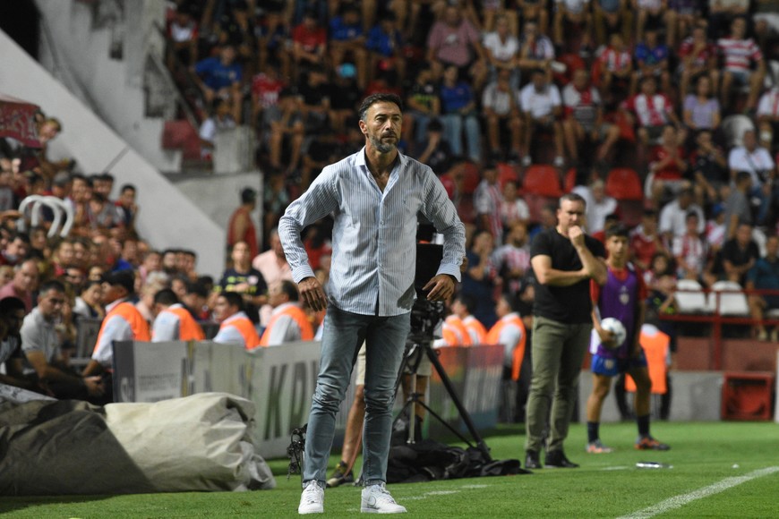 Tranquilidad para el Tate. Además de este gran inicio de campeonato y de la certeza por tener el contrato firmado hasta diciembre de este 2024, el "Kily" Cristian González está feliz como DT de Unión. Al mismo tiempo, desde Ecuador desactivaron cualquier plan que altere este momento: "Emelec nunca gestionó por el profe González". Crédito: Manuel Fabatía