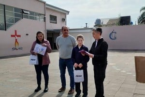 El titular del Ejecutivo comunal Carlos Martínez, la vicepresidente Estefanía Vanney y la coordinadora general del área de seguridad vial y convivencia, Deborat Micone, visitaron el establecimiento educativo donde hicieron entrega del premio a Malena Buffa.